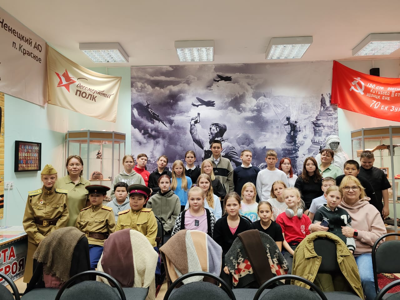 Аппарат Уполномоченного по правам ребёнка в НАО организовали выезд ребят в школьный музей посёлка Красное Аппарат Уполномоченного по правам ребёнка в НАО организовали выезд ребят в школьный музей посёлка Красное